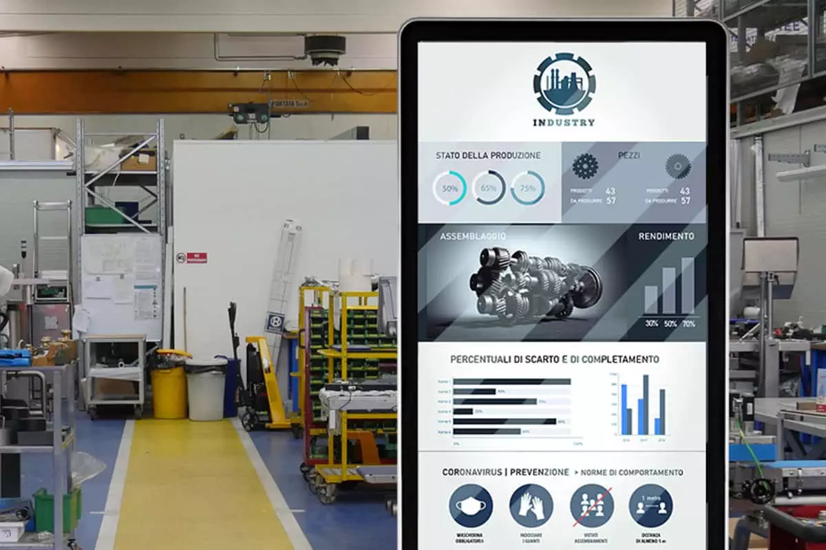 Totem con display digitale per visualizzare dati produzione in azienda